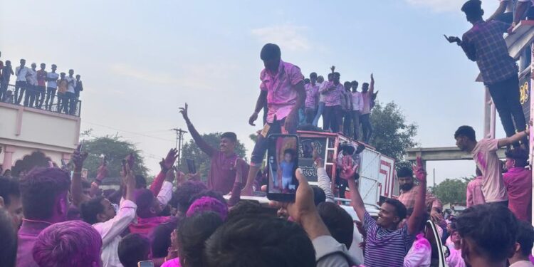 बिग बॅास विजेता सूरज चव्हाणचे मूळगावी जंगी स्वागत; सूरजची एक झलक पाहण्यासाठी मुर्टी-मोढवेत चाहत्यांची अलोट गर्दी!