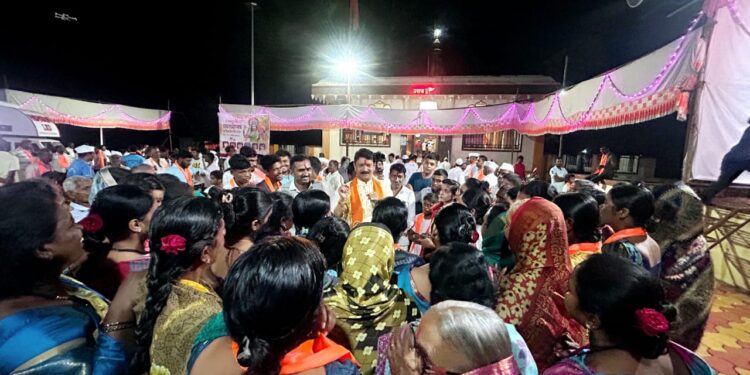 जनसंवादः लोणंद-शिरवळ रस्ता चौपदरीकरण प्रकरणी अन्याय करणाऱ्या आमदाराला जागा दाखवाः पुरुषोत्तम जाधवांचे नागरिकांना आवाहन; भादे येथील नागरिकांशी साधला संवाद