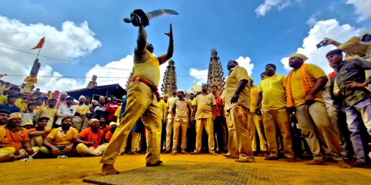 मर्दानी दसराः जेजुरीगडावर पार पडला चित्तवेधक तलवारीचा खेळ; १६ तास रंगलेल्या पालखी सोहळ्याची सांगता
