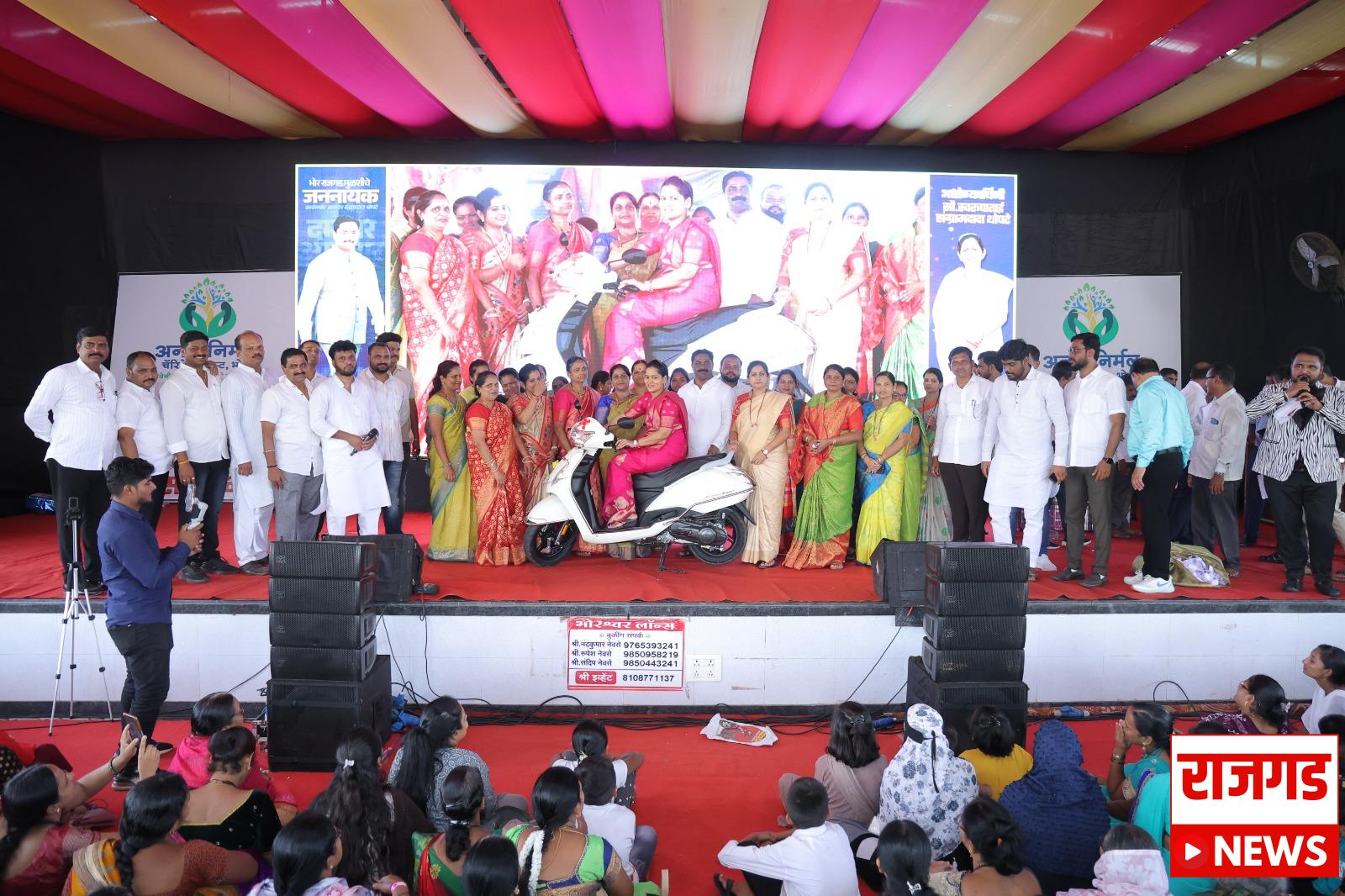 होम मिनिस्टर कार्यक्रमाला महिलांचा उस्फुर्त प्रतिसाद; अनंत निर्मल चॅरिटेबल ट्रस्टच्या माध्यमातून आयोजन, महिलांनी खेळले अनेक खेळ