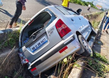 पुणे-सातारा महामार्गावर विचित्र अपघात; चारचाकी वाहन गेले मुख्य रस्त्याच्या डिव्हायडरच्या खड्ड्यात, सुदैवाने जीवितहानी नाही
