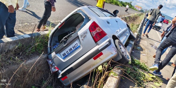 पुणे-सातारा महामार्गावर विचित्र अपघात; चारचाकी वाहन गेले मुख्य रस्त्याच्या डिव्हायडरच्या खड्ड्यात, सुदैवाने जीवितहानी नाही