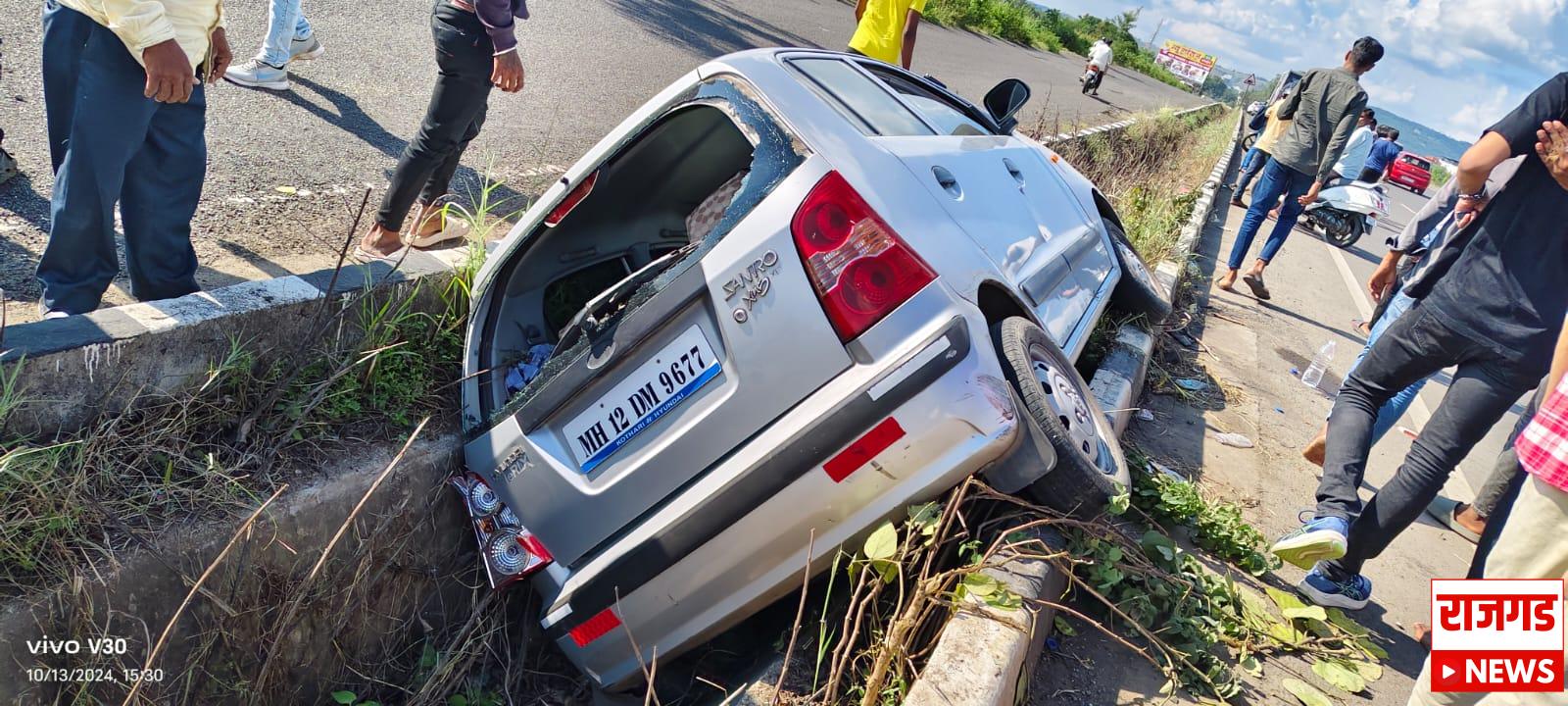 पुणे-सातारा महामार्गावर विचित्र अपघात; चारचाकी वाहन गेले मुख्य रस्त्याच्या डिव्हायडरच्या खड्ड्यात, सुदैवाने जीवितहानी नाही