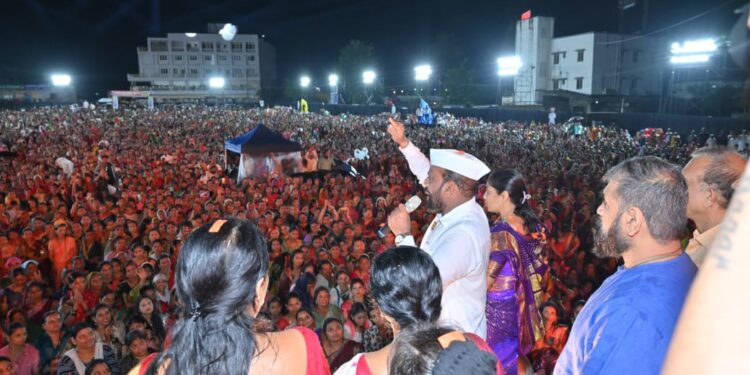 मुळशीः भर पावसात रंगला खेळ पैठणीचा कार्यक्रम; सुनंदा तोंडे ठरल्या फोर व्हिरलच्या विजेत्या, चांडाळ चौकडी फेम रामभाऊ जगताप यांनी खेळात आणली रंगत