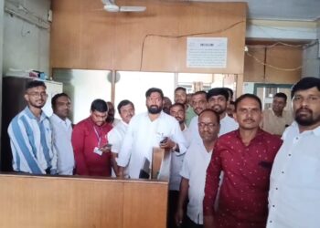 नसरापूरः अन्यथा महावितरण कार्यालयाला टाळे ठोकू……! काँग्रेस पदाधिकारी व कार्यकर्त्यांच्या इशाऱ्यानंतर अधिकारी खडबडून जागे; आश्वासन मिळाल्यानंतर आंदोलन तात्पुरते स्थगित