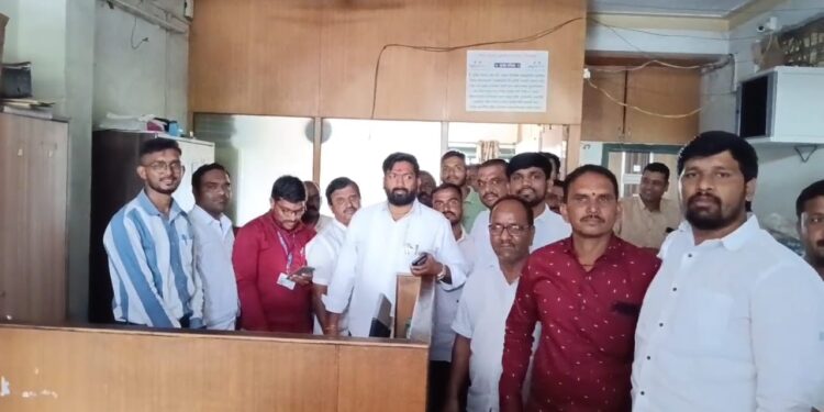 नसरापूरः अन्यथा महावितरण कार्यालयाला टाळे ठोकू……! काँग्रेस पदाधिकारी व कार्यकर्त्यांच्या इशाऱ्यानंतर अधिकारी खडबडून जागे; आश्वासन मिळाल्यानंतर आंदोलन तात्पुरते स्थगित