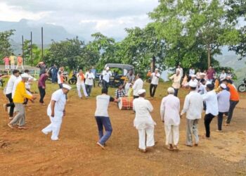 भोरः दसरा सणानिमित्त हिर्डोशी येथे गजनृत्यावर धामणदेववाडी ग्रामस्थांनी धरला ठेवा; धनगर समाजातील बांधवांचा सहभाग