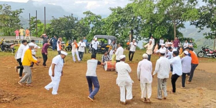 भोरः दसरा सणानिमित्त हिर्डोशी येथे गजनृत्यावर धामणदेववाडी ग्रामस्थांनी धरला ठेवा; धनगर समाजातील बांधवांचा सहभाग