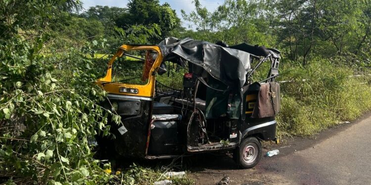 काळाचा घालाः राजणे गावच्या हद्दीत रिक्षाचा अपघात; मायलेकाचा जागीच मृत्यू, मुलगी गंभीर जखमी