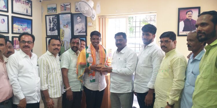 सोडचिठ्ठीः राष्ट्रवादी काँग्रेस गणाचे युवक अध्यक्ष राहुल तानाजी घोलप काँग्रेसमध्ये दाखल; आमदार संग्राम थोपटेंकडून स्वागत आणि शुभेच्छा