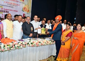 शैक्षणिक कार्यासाठी झगडणाऱ्या अवलिया शिक्षकाचा सन्मान; सचिन कापरे यांना जिल्हास्तरीय गुणवंत शिक्षक पुरस्कार