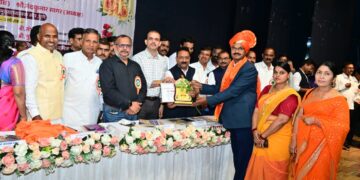 शैक्षणिक कार्यासाठी झगडणाऱ्या अवलिया शिक्षकाचा सन्मान; सचिन कापरे यांना जिल्हास्तरीय गुणवंत शिक्षक पुरस्कार