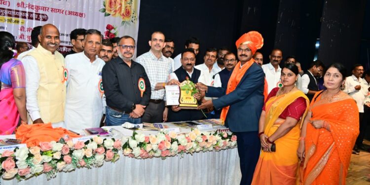 शैक्षणिक कार्यासाठी झगडणाऱ्या अवलिया शिक्षकाचा सन्मान; सचिन कापरे यांना जिल्हास्तरीय गुणवंत शिक्षक पुरस्कार
