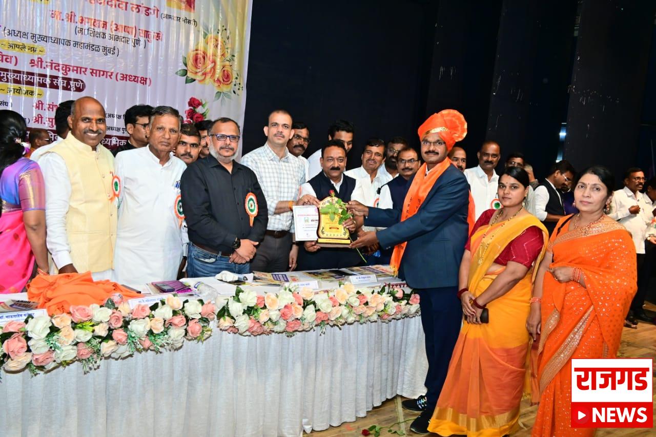 शैक्षणिक कार्यासाठी झगडणाऱ्या अवलिया शिक्षकाचा सन्मान; सचिन कापरे यांना जिल्हास्तरीय गुणवंत शिक्षक पुरस्कार