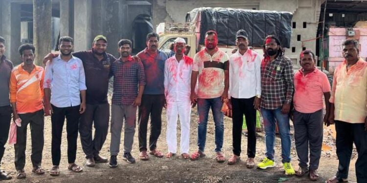 नऱ्हे गावच्या सरपंचपदी किशोर गोळे यांची बिनविरोध निवड; समर्थकांकडून गुलाल व फटाके वाजवित जल्लोष