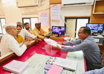भव्य रॅलीचे आयोजन करून संग्राम थोपटेंनी दाखल केला उमेदवारी अर्ज; नागरिकांचा उस्फुर्त सहभाग, जेसीबीमधून पुष्पवृष्टी