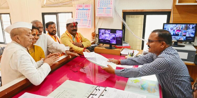 भव्य रॅलीचे आयोजन करून संग्राम थोपटेंनी दाखल केला उमेदवारी अर्ज; नागरिकांचा उस्फुर्त सहभाग, जेसीबीमधून पुष्पवृष्टी