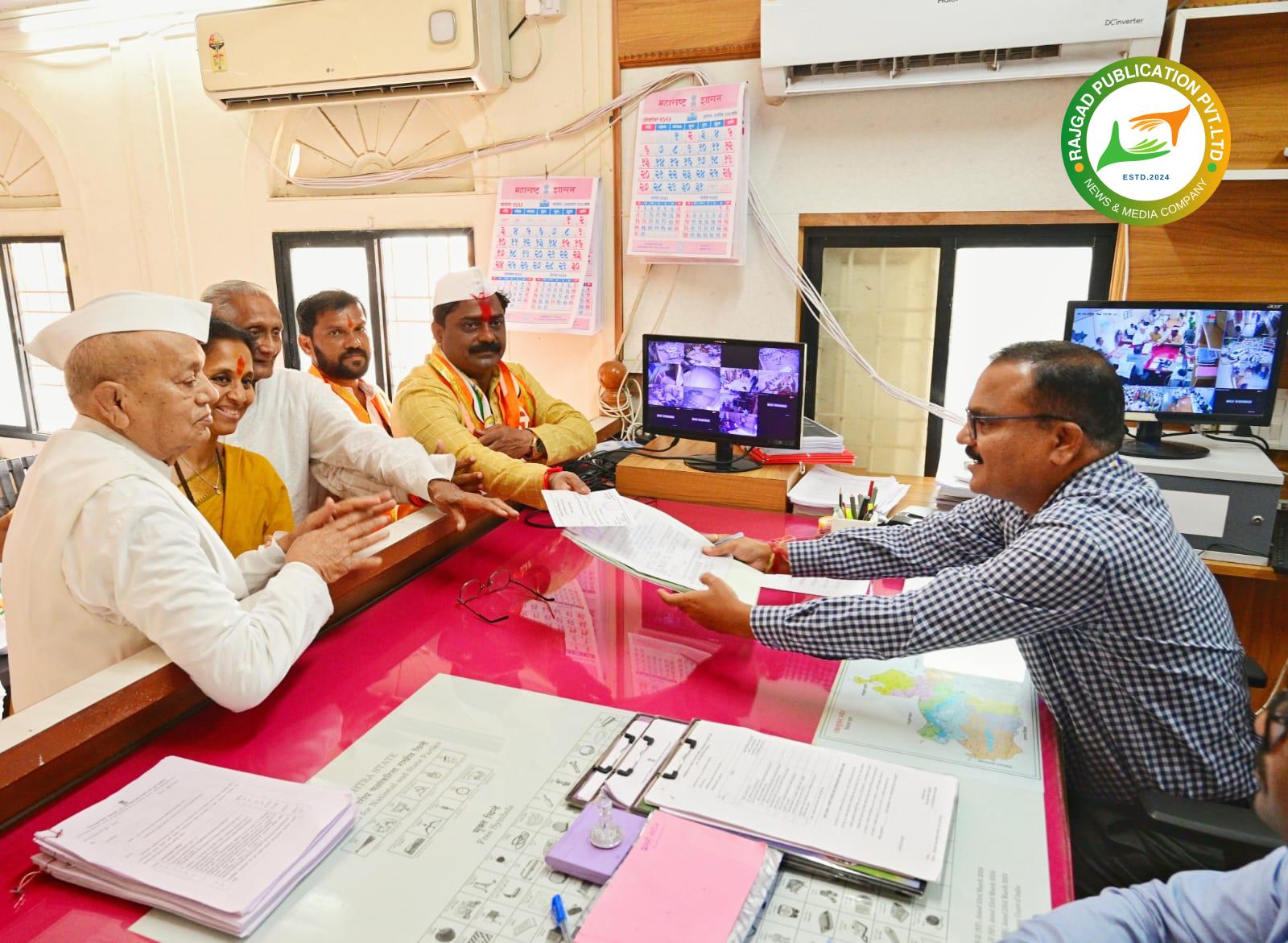 भव्य रॅलीचे आयोजन करून संग्राम थोपटेंनी दाखल केला उमेदवारी अर्ज; नागरिकांचा उस्फुर्त सहभाग, जेसीबीमधून पुष्पवृष्टी