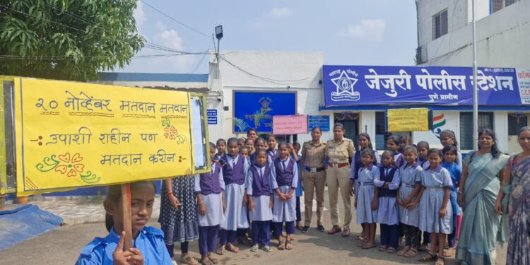 जेजुरीतील विद्यार्थ्यांकडून आठवडे बाजारात मतदान जगजागृती; हातात फलक धरून मतदान करण्याचे केले आवाहन