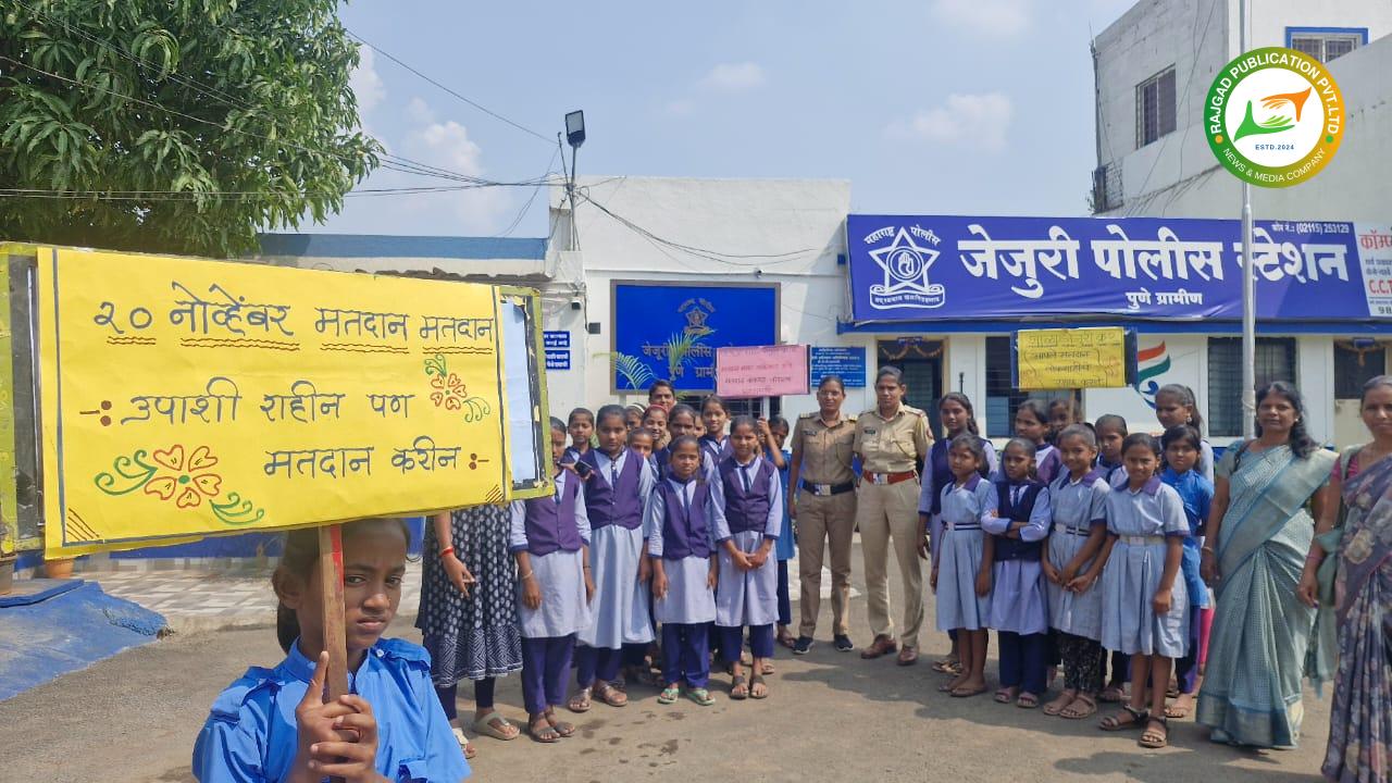 जेजुरीतील विद्यार्थ्यांकडून आठवडे बाजारात मतदान जगजागृती; हातात फलक धरून मतदान करण्याचे केले आवाहन