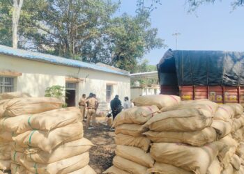 मोठी कारवाई…..! अवैध गुटख्याच्या गाडीवर पोलिसांनी टाकली ‘धाड’; तब्बल १ कोटींच्या मुद्देमालाचं मिळालं ‘घबाड’, पोलिसांची दमदार कामगिरी