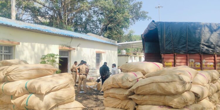 मोठी कारवाई…..! अवैध गुटख्याच्या गाडीवर पोलिसांनी टाकली ‘धाड’; तब्बल १ कोटींच्या मुद्देमालाचं मिळालं ‘घबाड’, पोलिसांची दमदार कामगिरी