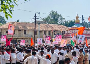 तणावसदृष्य परिस्थितीः कोंडे (अपक्ष) आणि मांडेकरांचे (राष्ट्रवादी अजित पवार) कार्यकर्ते आमनेसामने; बॅनर झळकत जोरदार घोषणाबाजी