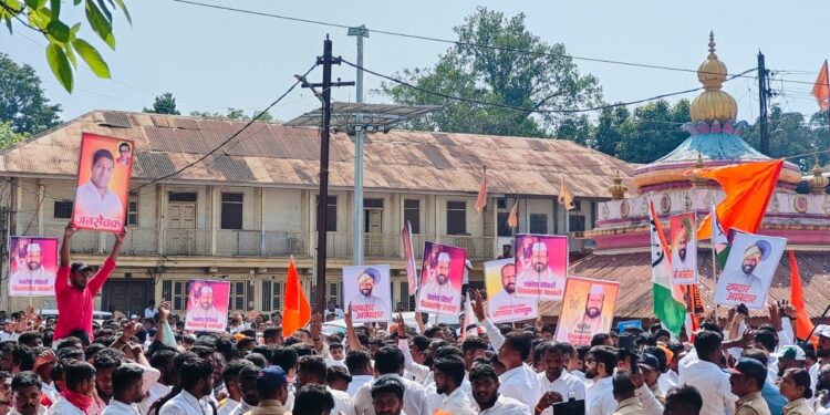 तणावसदृष्य परिस्थितीः कोंडे (अपक्ष) आणि मांडेकरांचे (राष्ट्रवादी अजित पवार) कार्यकर्ते आमनेसामने; बॅनर झळकत जोरदार घोषणाबाजी