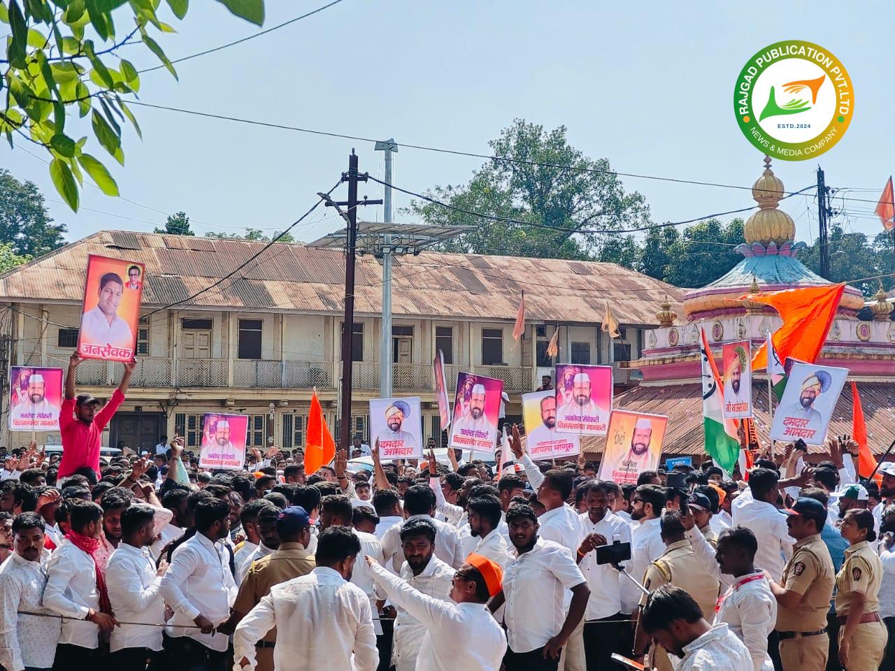 तणावसदृष्य परिस्थितीः कोंडे (अपक्ष) आणि मांडेकरांचे (राष्ट्रवादी अजित पवार) कार्यकर्ते आमनेसामने; बॅनर झळकत जोरदार घोषणाबाजी