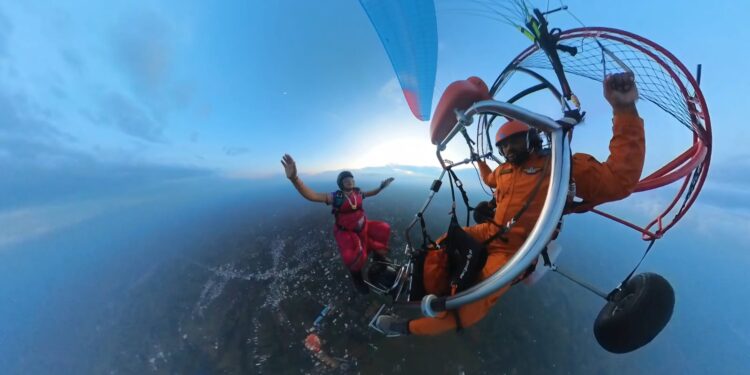 थरारक…..! नऊवारी साडीतील शीतल महाजन यांची धाडसी कामगिरी; चार हजार फूट उंच आकाशातून मारली उडी