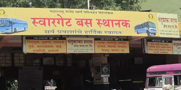 धक्कादायक….! स्वारगेट बस स्थानकाच्या गेटवर रिक्षा चालकावर धारधार शस्त्राने सपासप वार; घटनेमुळे मोठी खळबळ