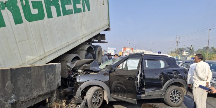 पुणे सातारा महामार्गावर देगाव येथे कंटेनर आणि कारचा भीषण अपघात; चार जखमी