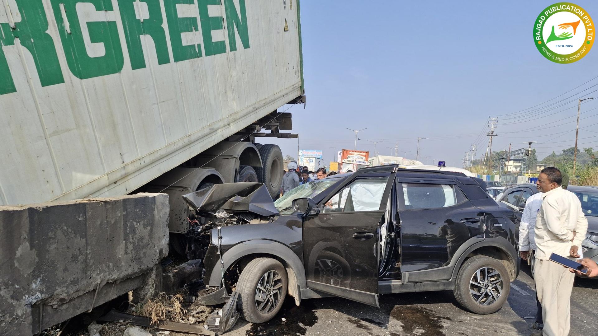 पुणे सातारा महामार्गावर देगाव येथे कंटेनर आणि कारचा भीषण अपघात; चार जखमी