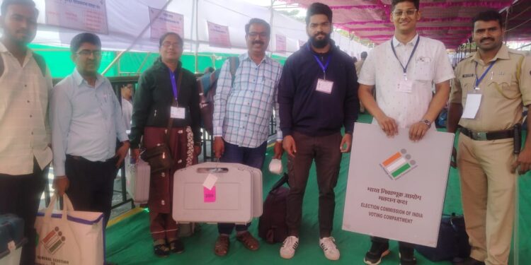 पुरंदर विधानसभेसाठी मतदान साहित्याचे वाटप