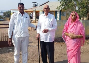मतदान श्रेष्ठदानः मानलं गड्या; ८९ वर्षी बजाविला मतदानाचा हक्क, गुलाबराव सोनवणे यांनी सहकुटुंब केले मतदान