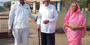 मतदान श्रेष्ठदानः मानलं गड्या; ८९ वर्षी बजाविला मतदानाचा हक्क, गुलाबराव सोनवणे यांनी सहकुटुंब केले मतदान