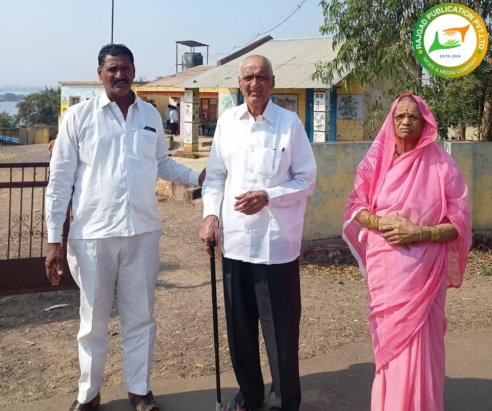 मतदान श्रेष्ठदानः मानलं गड्या; ८९ वर्षी बजाविला मतदानाचा हक्क, गुलाबराव सोनवणे यांनी सहकुटुंब केले मतदान