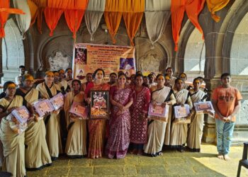  जानयोग सेवा ट्रस्ट व आम्ही पुणेकर यांच्या वतीने गडावरील कर्मचाऱ्यांना दिवाळी फराळाची भेट 
