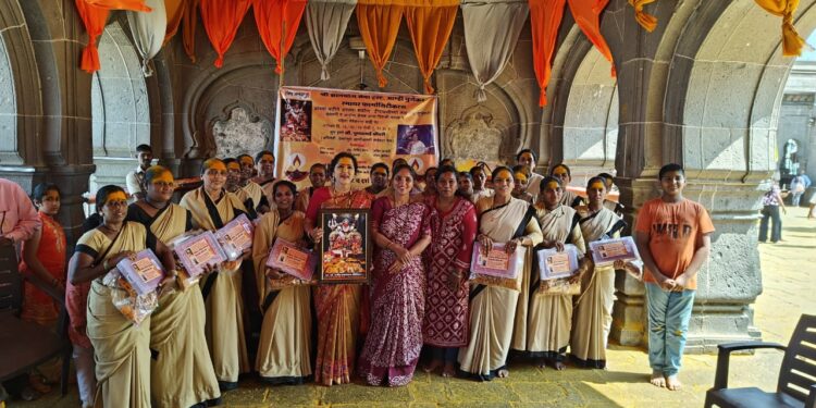 जानयोग सेवा ट्रस्ट व आम्ही पुणेकर यांच्या वतीने गडावरील कर्मचाऱ्यांना दिवाळी फराळाची भेट