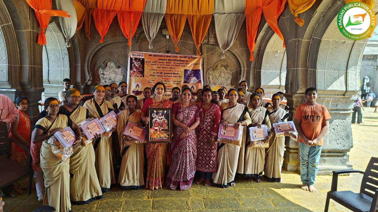 जानयोग सेवा ट्रस्ट व आम्ही पुणेकर यांच्या वतीने गडावरील कर्मचाऱ्यांना दिवाळी फराळाची भेट