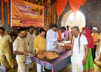 दिवाळी पाडवाः श्री मार्तंड देवसंस्थान विश्वस्त मंडळाच्या वतीने गडकोट आवारात दिवाळी फराळाचे वाटप