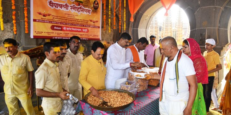 दिवाळी पाडवाः श्री मार्तंड देवसंस्थान विश्वस्त मंडळाच्या वतीने गडकोट आवारात दिवाळी फराळाचे वाटप