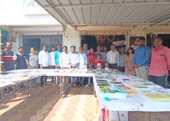 उपक्रमः चहाच्या दुकानात थाटलाय पुस्तकांचा स्टॅाल; दिवाळीत फटाके नको, पुस्तके हवीत… नाविण्यपूर्ण उपक्रमाचे सर्वत्र कौतुक