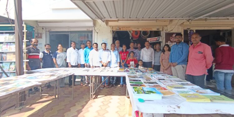 उपक्रमः चहाच्या दुकानात थाटलाय पुस्तकांचा स्टॅाल; दिवाळीत फटाके नको, पुस्तके हवीत… नाविण्यपूर्ण उपक्रमाचे सर्वत्र कौतुक