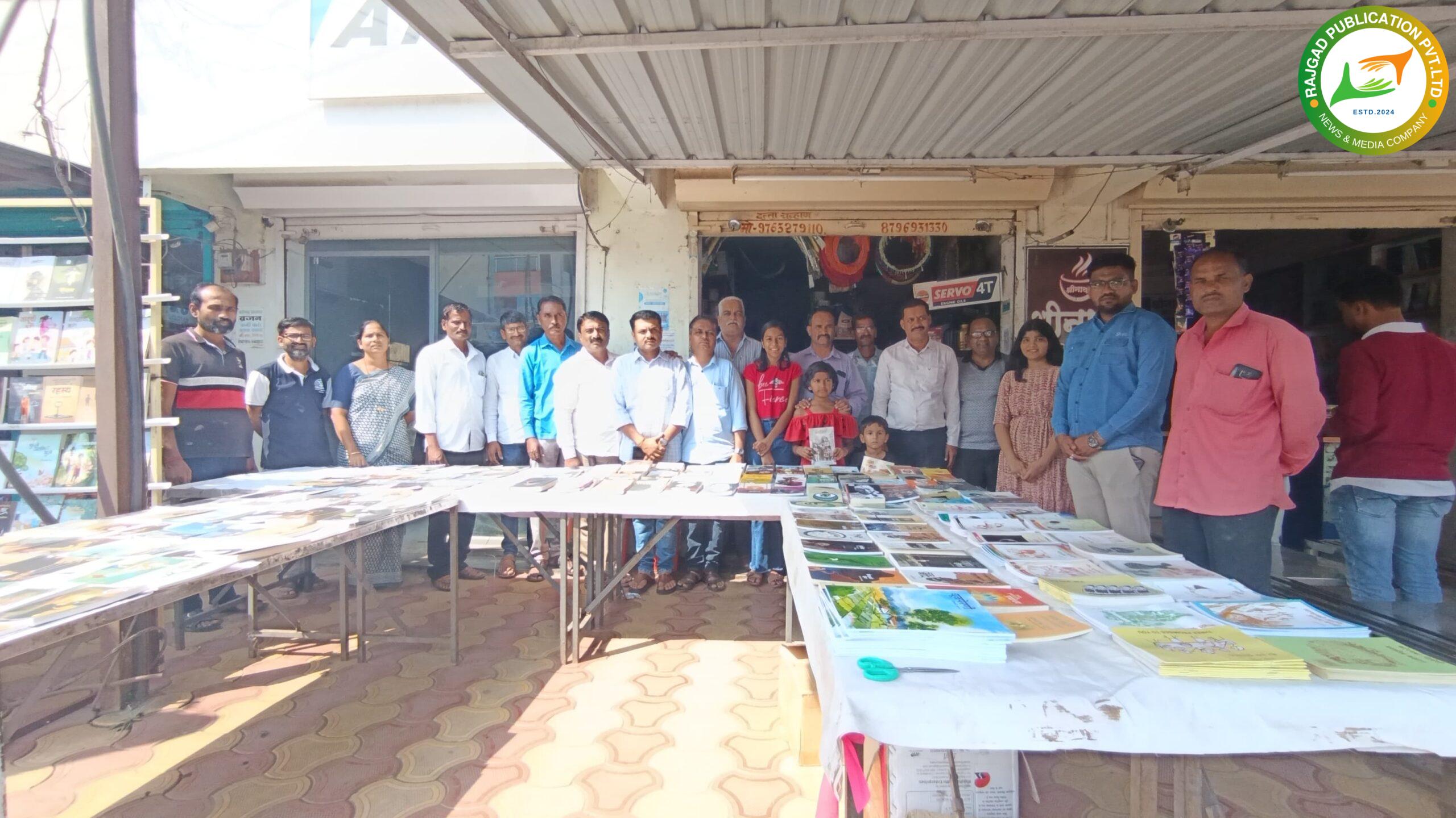 उपक्रमः चहाच्या दुकानात थाटलाय पुस्तकांचा स्टॅाल; दिवाळीत फटाके नको, पुस्तके हवीत… नाविण्यपूर्ण उपक्रमाचे सर्वत्र कौतुक