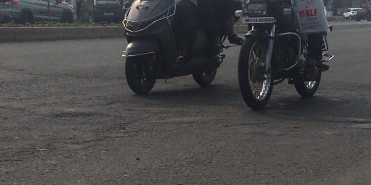 जेजुरीः लवथळेश्वर येथील ‘गचका’ ठरतोय जीवघेणा; रस्त्याची एकसारखी लेन नसल्याने दुचाकीवरून महिला हवेत उडाली