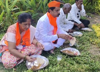 प्रचारदौराः अपक्ष उमेदवार पुरुषोत्तम जाधवांनी कार्यकर्त्यांसह मारला झणझणीत खर्ड्यावर ताव; आगळीवेगळी प्रचार यंत्रणा राबवून जाधव साधताहेत मतदारांशी संवाद