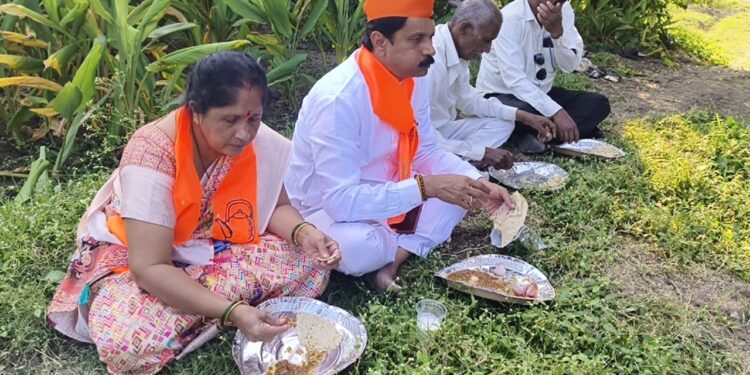 प्रचारदौराः अपक्ष उमेदवार पुरुषोत्तम जाधवांनी कार्यकर्त्यांसह मारला झणझणीत खर्ड्यावर ताव; आगळीवेगळी प्रचार यंत्रणा राबवून जाधव साधताहेत मतदारांशी संवाद