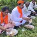 प्रचारदौराः अपक्ष उमेदवार पुरुषोत्तम जाधवांनी कार्यकर्त्यांसह मारला झणझणीत खर्ड्यावर ताव; आगळीवेगळी प्रचार यंत्रणा राबवून जाधव साधताहेत मतदारांशी संवाद