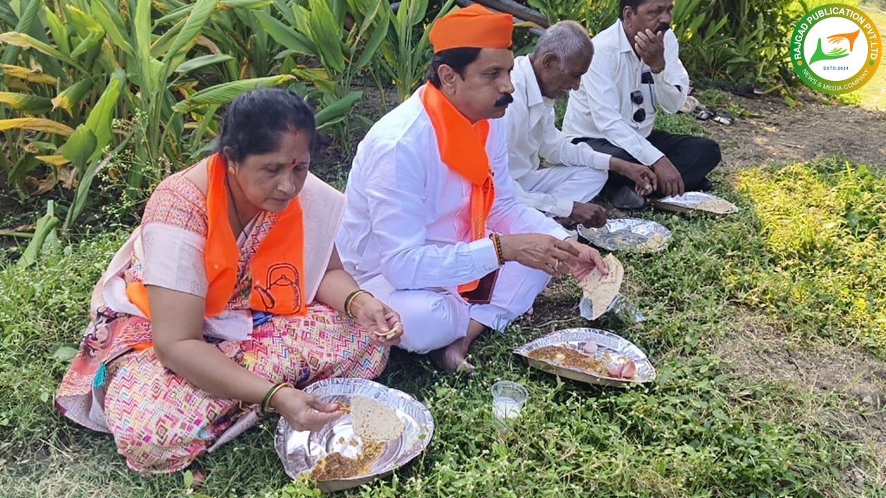 प्रचारदौराः अपक्ष उमेदवार पुरुषोत्तम जाधवांनी कार्यकर्त्यांसह मारला झणझणीत खर्ड्यावर ताव; आगळीवेगळी प्रचार यंत्रणा राबवून जाधव साधताहेत मतदारांशी संवाद